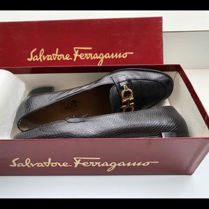 Classic Ferragamo woman’s flat shoes worn once